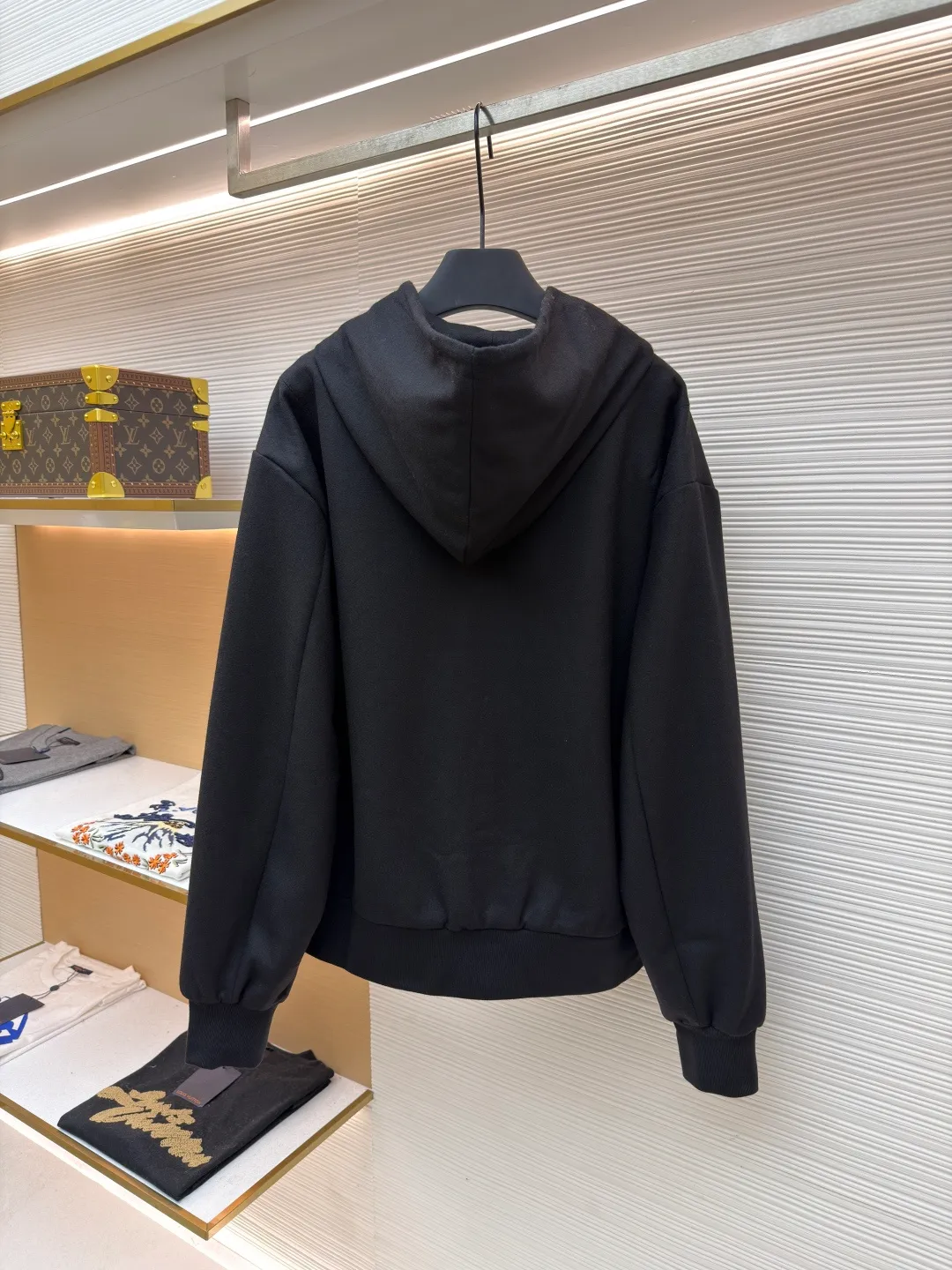 LOUISVUITTON Iron Label Wool Jacket ●Original version: Purchased and developed at 26100 ●Item number: 1681829-B80 ●Fabric: wool blended fabric ●Technology: Positioning cutting machine ●Color: black ●Version: fitted version ●Weight: about 1120 grams ●Size: 48-50-52-54 ●Description: Customized 80% wool, 14% spandex, 6% blended sheep wool fabric, full of texture and refined tailoring to reinterpret the dynamic silhouette. The elastic waist upgrades the drape texture, the side pockets are cleverly integrated into the stitching, and the facial pleats are infused with elegance. The left leg is decorated with the brand's metal logo to once again confirm the brand's identity. The overall wiring is straight and delicate, the fabric is comfortable and soft, and the color is consistent without color difference. It can be matched with the same style to create a fashionable look and control various occasions. Customized accessories, complete with three standards, same style for men and women!